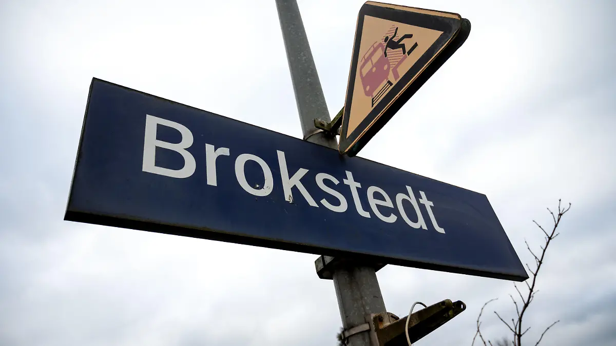 27.01.2023, Schleswig-Holstein, Brokstedt: Das Stationsschild des Bahnhofs Brokstedt. Bei einer Messerattacke in einem Regionalzug von Kiel nach Hamburg waren am 25.01.2023 in Brokstedt zwei junge Menschen getötet und sieben verletzt worden. Foto: Daniel Bockwoldt/dpa +++ dpa-Bildfunk +++