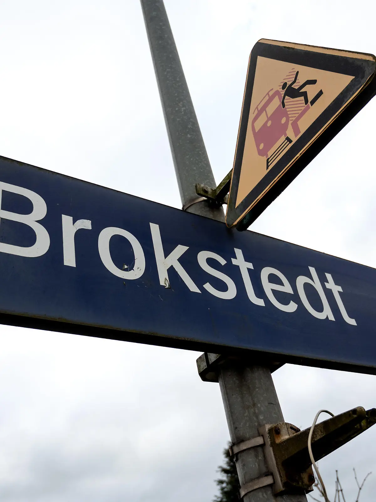 27.01.2023, Schleswig-Holstein, Brokstedt: Das Stationsschild des Bahnhofs Brokstedt. Bei einer Messerattacke in einem Regionalzug von Kiel nach Hamburg waren am 25.01.2023 in Brokstedt zwei junge Menschen getötet und sieben verletzt worden. Foto: Daniel Bockwoldt/dpa +++ dpa-Bildfunk +++