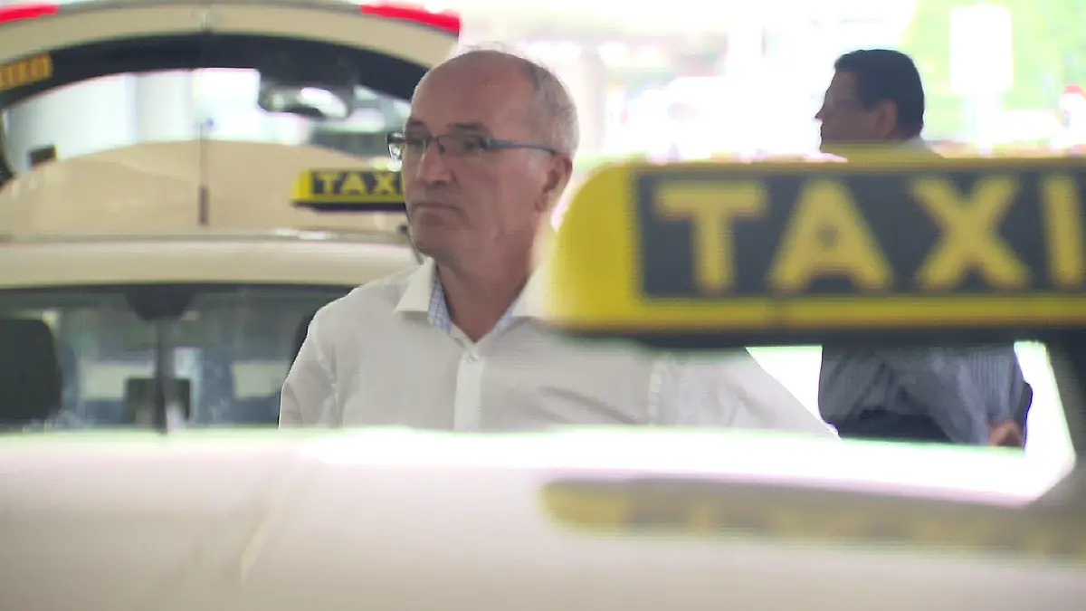 Taxifahrer Oktay Yalcin (56) wartet auf einen Kunden