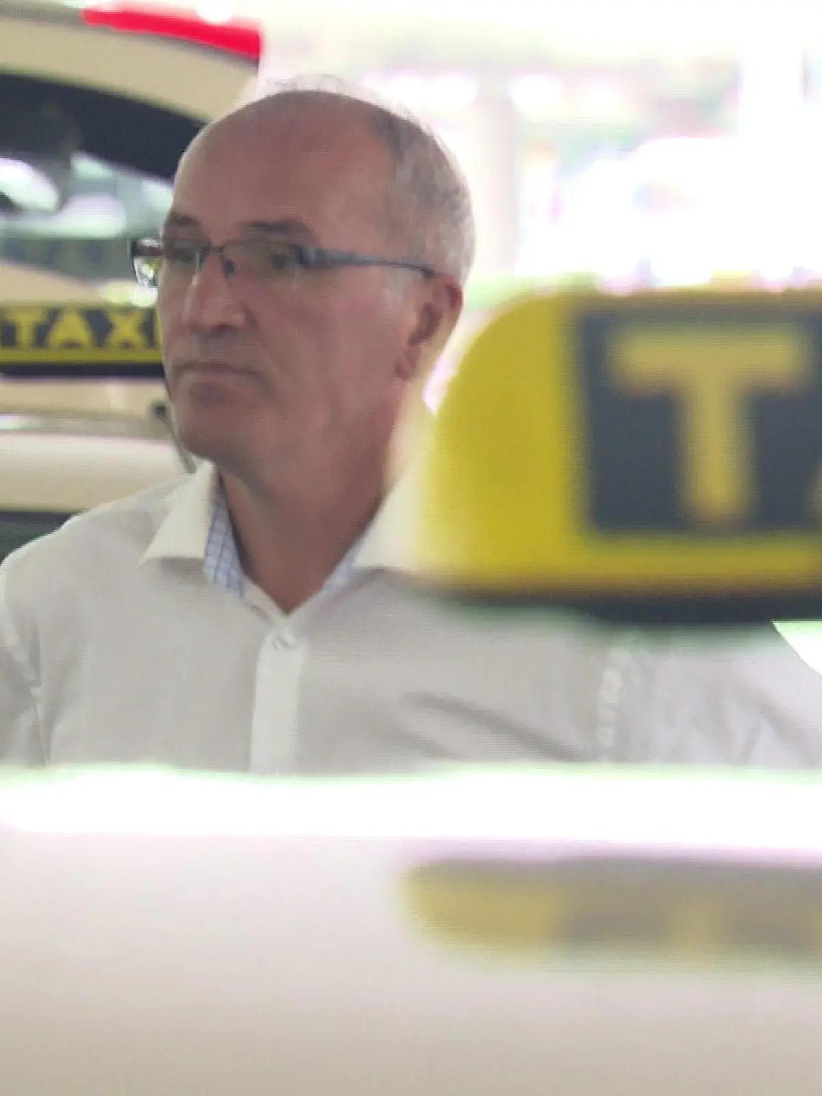 Taxifahrer Oktay Yalcin (56) wartet auf einen Kunden