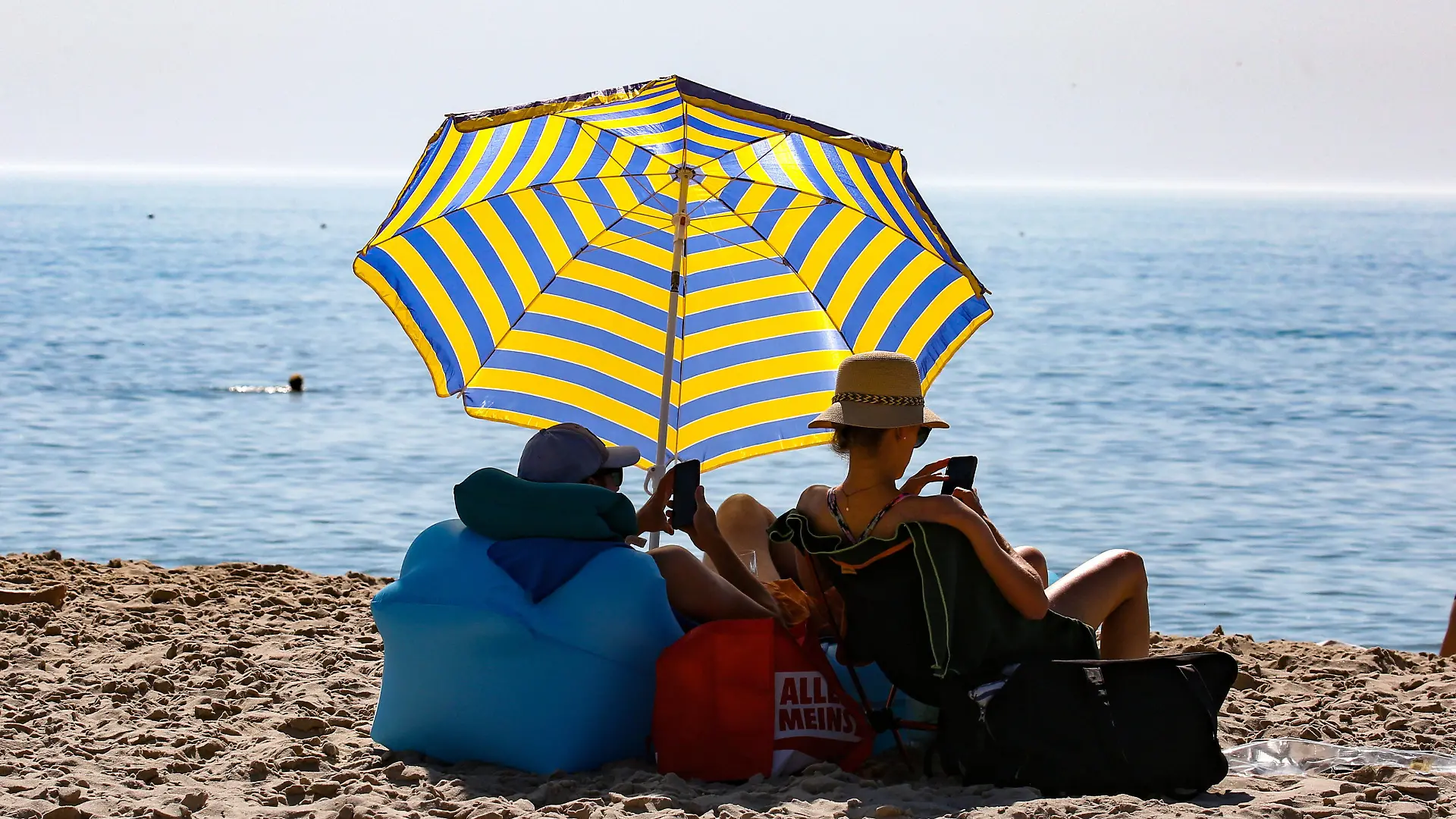 Schleswig-Holstein, Sylt, 07.08.20, das heißeste Wochende des Jahres auf der Nordseeinsel Sylt, Hitze, Urlaub, Strand, Sonne, Meer, volle Strände, Strand von Wenningstedt, *** Schleswig Holstein, Sylt, 07 08 20, the hottest weekend of the year on the North Sea island of Sylt, heat, vacation, beach, sun, sea, full beaches, beach of Wenningstedt,