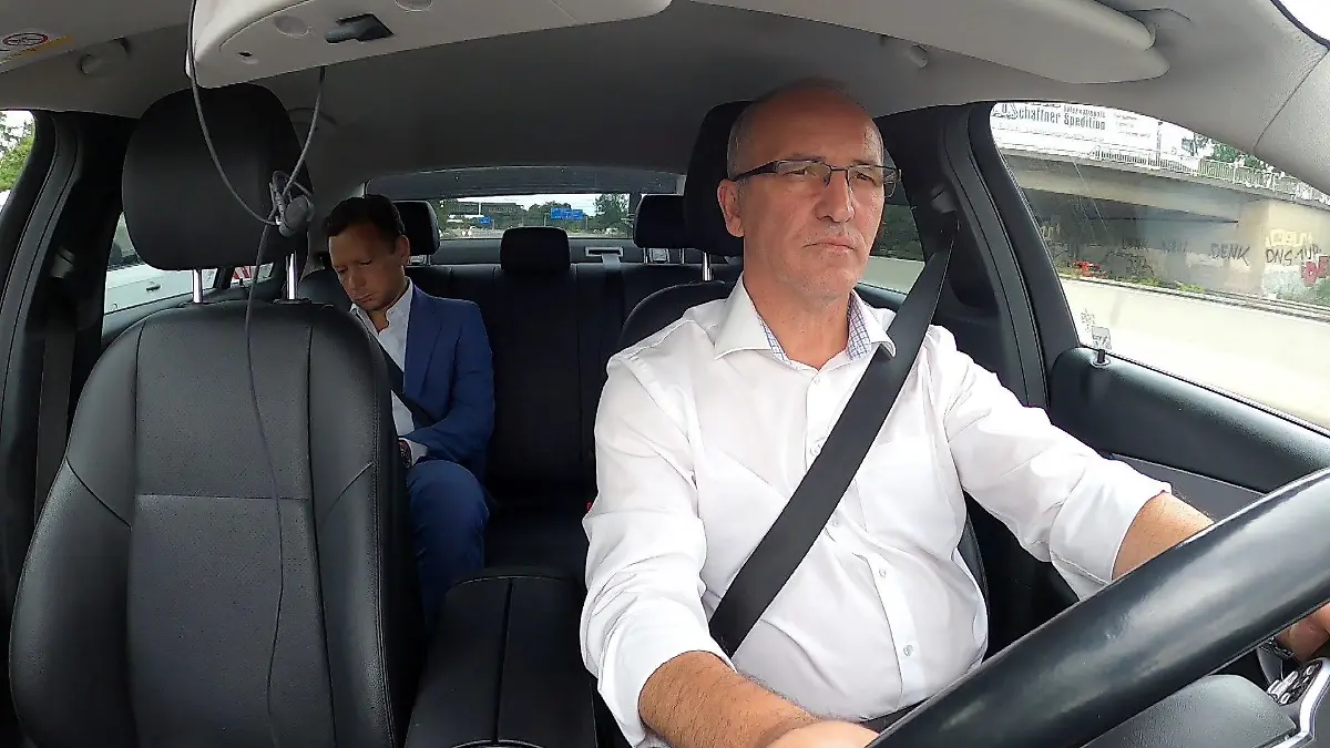 Oktay Yalcin (56) mit einem Kunden.