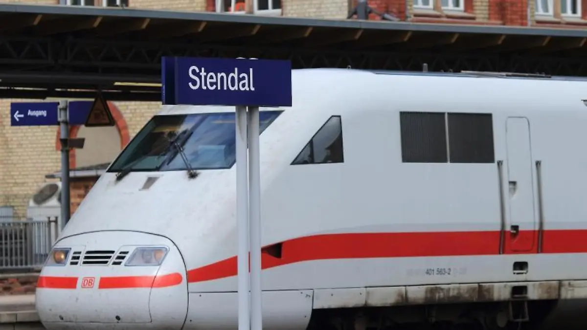 Ein ICE steht im Bahnhof Stendal