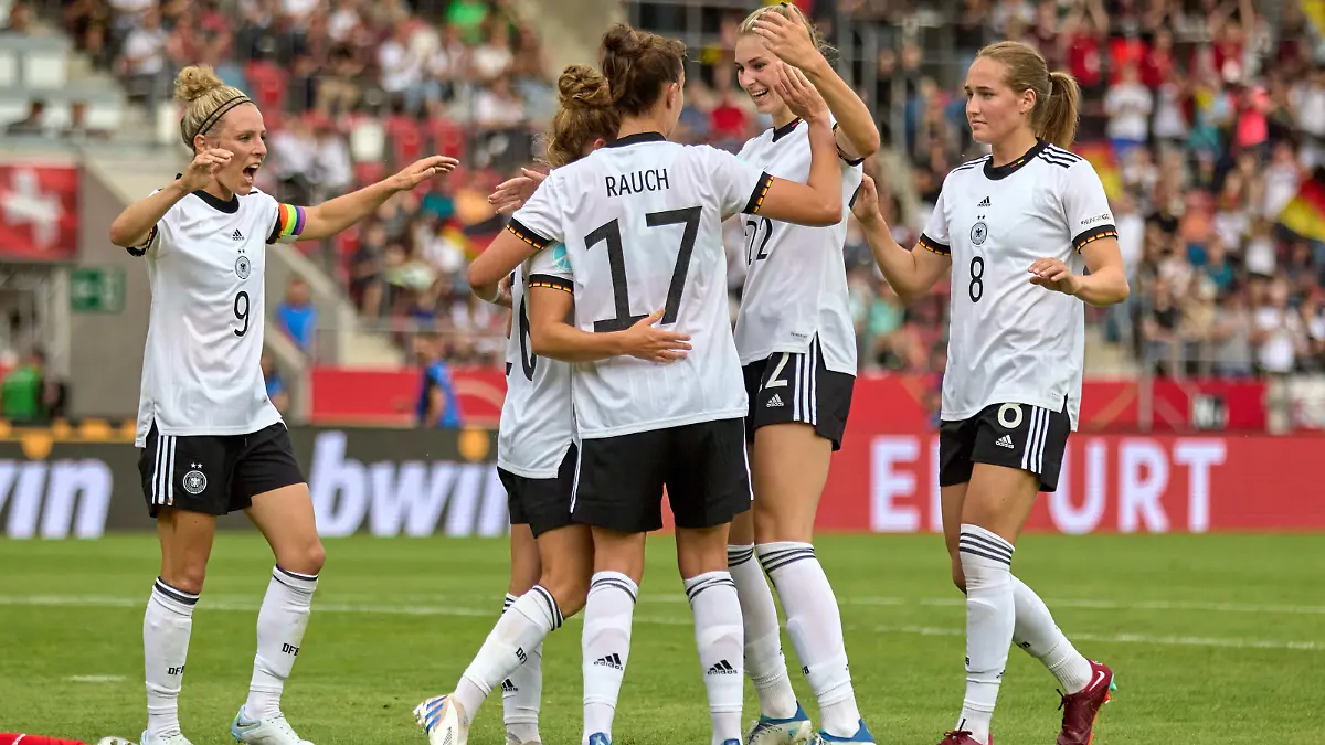  24.06.2022, GER, Frauenfußball, Testspiel, EM-Vorbereitung, 2022, Deutschland - Schweiz Mannschaft, Deutschland, Jubel, Freude Erfurt Steigerwaldstadion Thüringen Deutschland *** 24 06 2022, GER, womens soccer, test match, European Championship preparation, 2022, Germany Switzerland team, Germany, jubilation, joy Erfurt Steigerwaldstadion Thuringia Germany