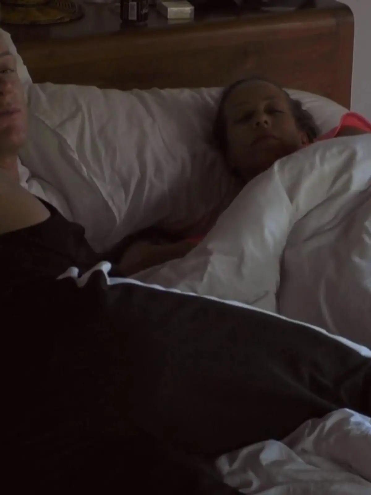 Bild zu: "Calvin liegt schon wieder mit Jacky im Bett"