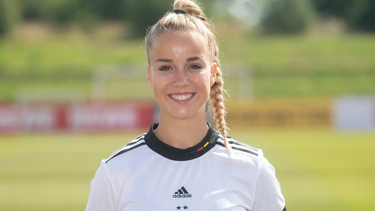 ARCHIV - 16.06.2022, Bayern, Herzogenaurach: Fußball: Nationalmannschaft, Frauen, EM 2022, Medientag: Giulia Gwinn. (zu dpa "Von Frohms bis Waßmuth: Die 23 EM-Spielerinnen in Kurzporträts ") Foto: Sebastian Gollnow/dpa +++ dpa-Bildfunk +++