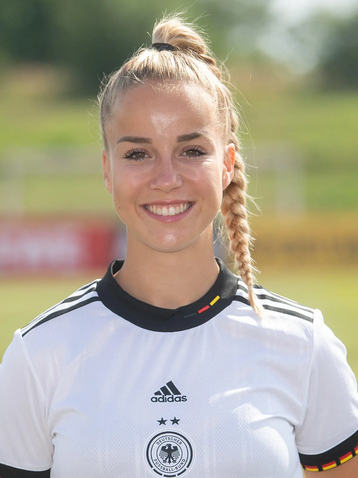 ARCHIV - 16.06.2022, Bayern, Herzogenaurach: Fußball: Nationalmannschaft, Frauen, EM 2022, Medientag: Giulia Gwinn. (zu dpa "Von Frohms bis Waßmuth: Die 23 EM-Spielerinnen in Kurzporträts ") Foto: Sebastian Gollnow/dpa +++ dpa-Bildfunk +++