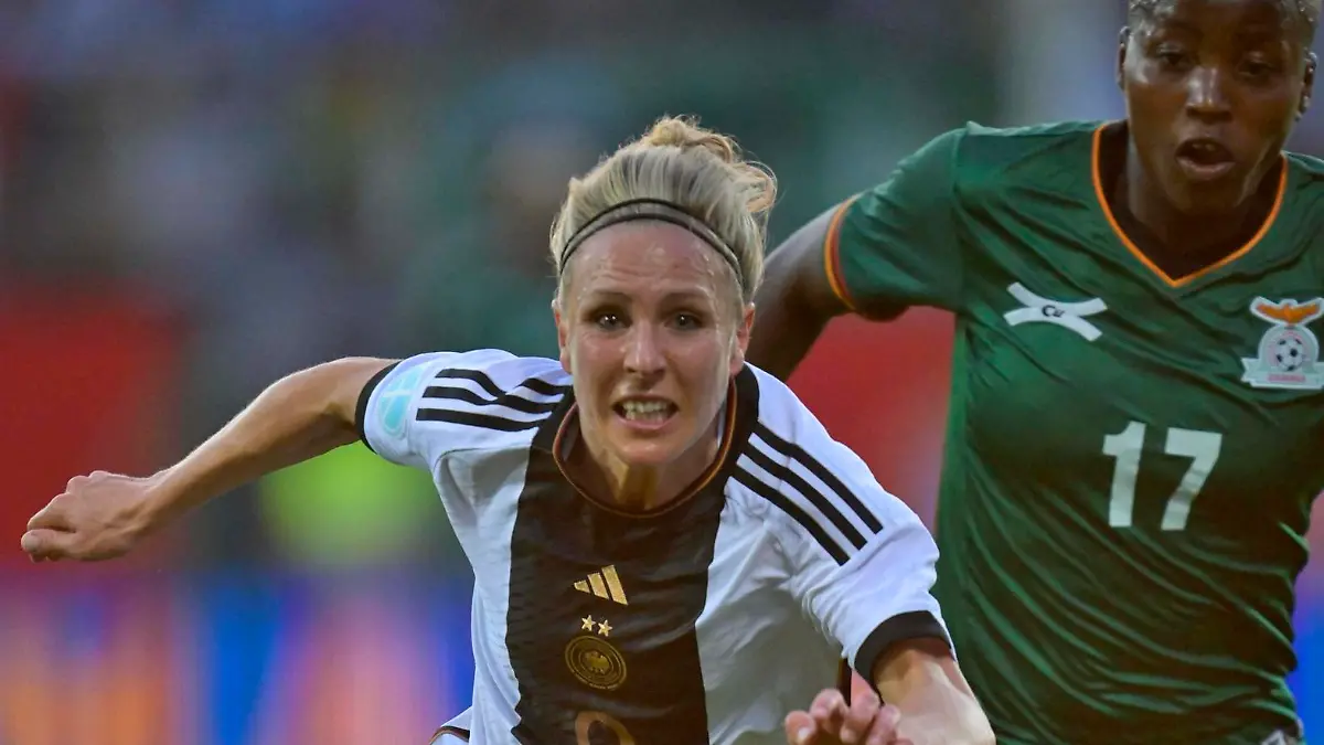 07.07.2023, Fussball Frauen, Test-Länderspiel, Deutschland - Sambia, im Sportpark Ronhof Thomas Sommer in Fürth, Svenja Huth Deutschland am Ball. Recheal Kundananji Sambia ***DFL and DFB regulations prohibit any use of photographs as image sequences and/or quasi-video.*** *** 07 07 2023, Football women, Test international match, Germany Zambia, at Sportpark Ronhof Thomas Sommer in Fürth, Svenja Huth Germany on the ball Recheal Kundananji Zambia DFL and DFB regulations prohibit any use of photographs as image sequences and or quasi video