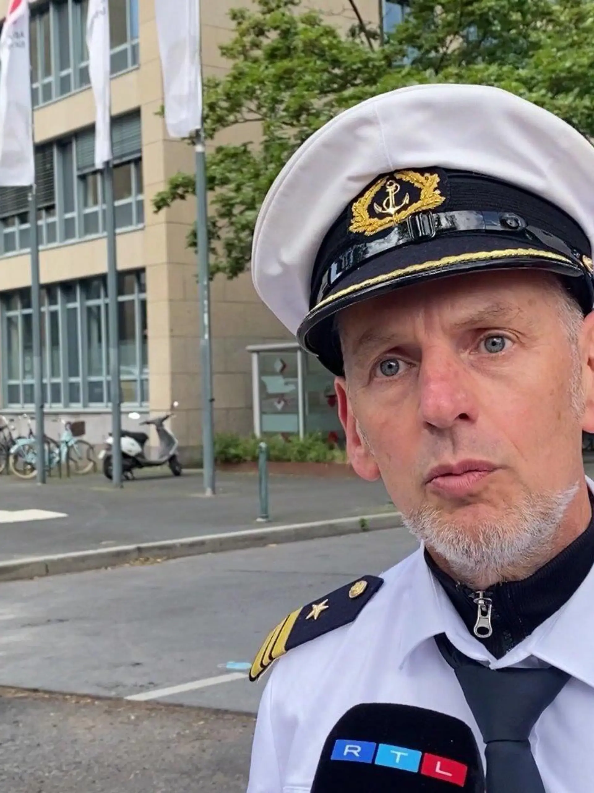 Vor dem Arbeitsamt in Düsseldorf steht zur Zeit jeden Tag ein Mann in Kapitänsuniform. Er sagt selbst von sich: „Ich bin der faulste Deutsche". Und will jetzt auch andere dazu motivieren, es ihm gleich zu tun.