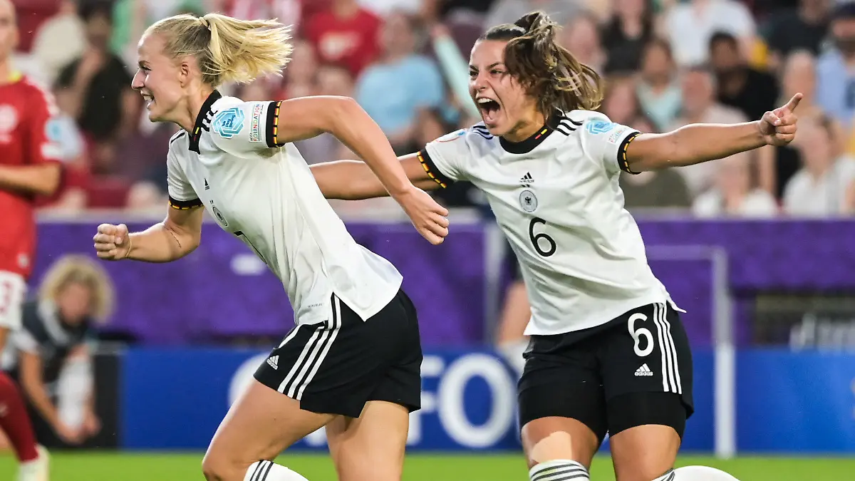 08.07.2022, Großbritannien, Brentford: Fußball, Frauen: EM, Deutschland - Dänemark, Vorrunde, Gruppe B, 1. Spieltag, Brentford Community Stadium. Deutschlands Lea Schüller (l) bejubelt ihr Tor zum 2:0 mit Deutschlands Lena Sophie Oberdorf. Foto: Sebastian Christoph Gollnow/dpa +++ dpa-Bildfunk +++