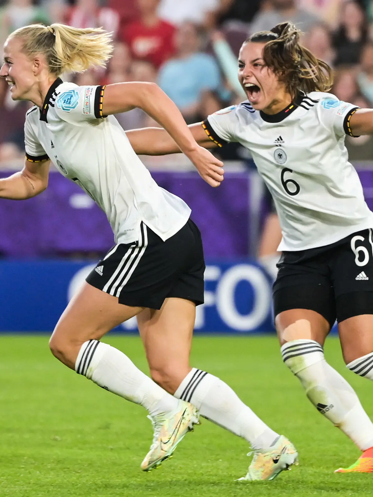 08.07.2022, Großbritannien, Brentford: Fußball, Frauen: EM, Deutschland - Dänemark, Vorrunde, Gruppe B, 1. Spieltag, Brentford Community Stadium. Deutschlands Lea Schüller (l) bejubelt ihr Tor zum 2:0 mit Deutschlands Lena Sophie Oberdorf. Foto: Sebastian Christoph Gollnow/dpa +++ dpa-Bildfunk +++