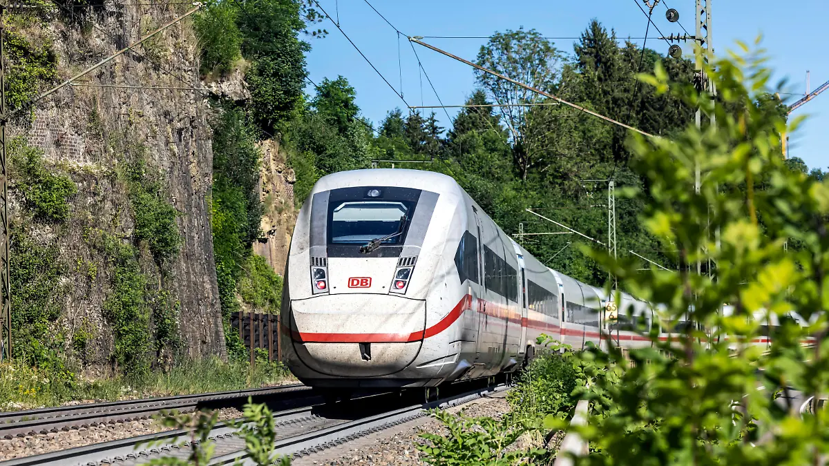 Bahnstrecke Stuttgart - Ulm int InterCityExpress ICE. Geislinger Steige bei Amstetten auf der Schwäbischen Alb. // 05.07.2022: Deutschland, Baden-Württemberg, Amstetten. *** Railroad line Stuttgart Ulm int InterCityExpress ICE Geislinger Steige near Amstetten on the Swabian Alb 05 07 2022 Germany, Baden Württemberg, Amstetten