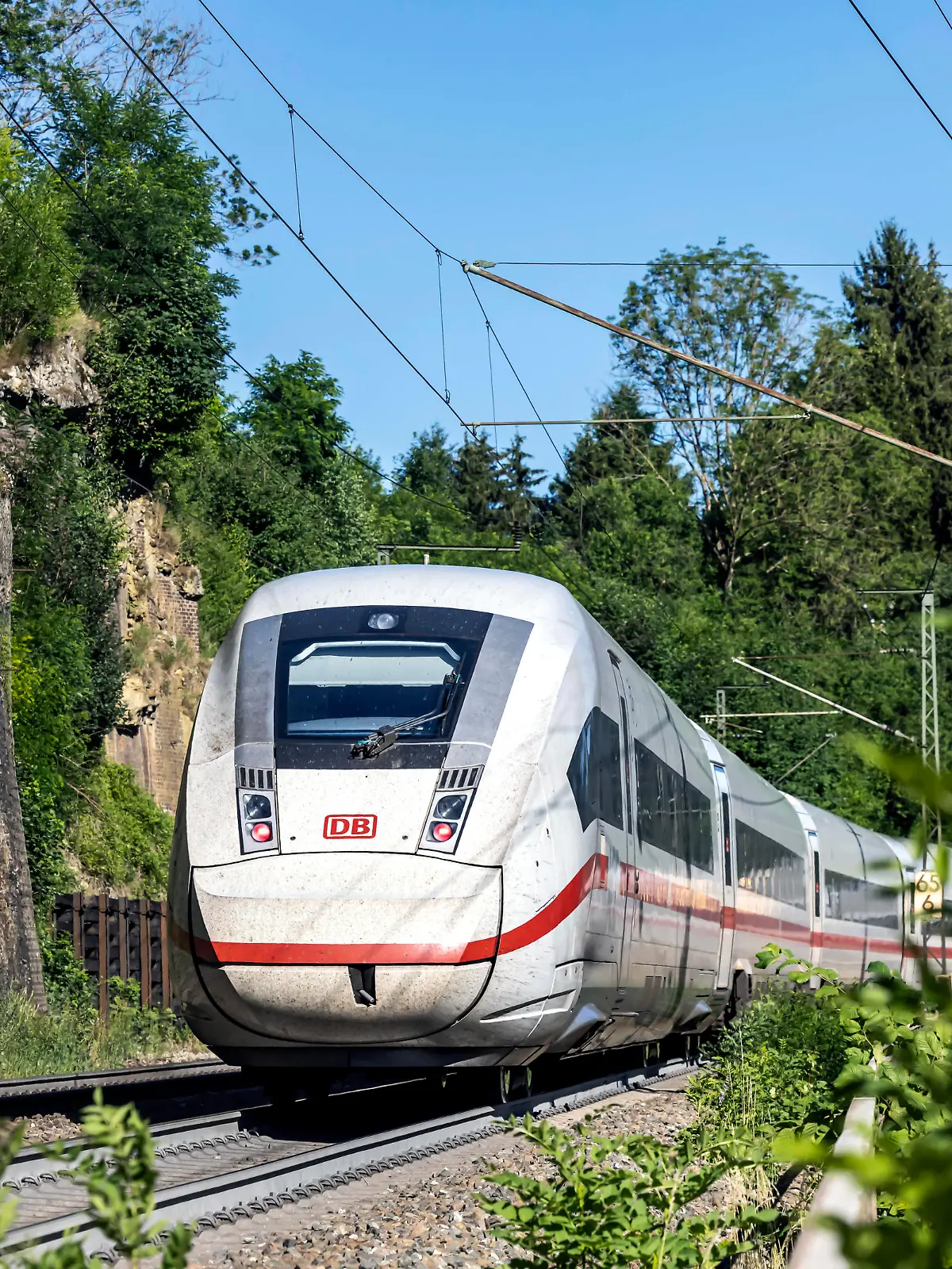  Bahnstrecke Stuttgart - Ulm int InterCityExpress ICE. Geislinger Steige bei Amstetten auf der Schwäbischen Alb. // 05.07.2022: Deutschland, Baden-Württemberg, Amstetten. *** Railroad line Stuttgart Ulm int InterCityExpress ICE Geislinger Steige near Amstetten on the Swabian Alb 05 07 2022 Germany, Baden Württemberg, Amstetten