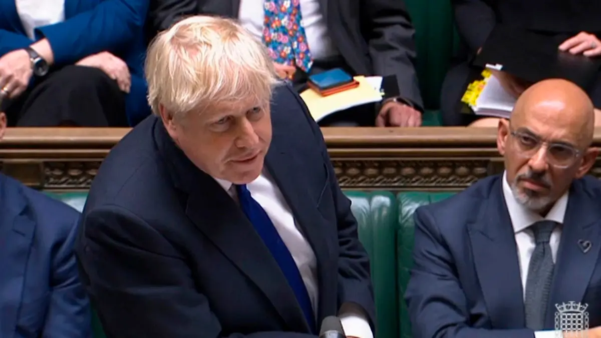 06.07.2022, Großbritannien, London: In dieserm Standbild aus einer Videoaufnahme spricht Boris Johnson (l), Premierminister von Großbritannien, im britischen Unterhaus bei der wöchentlichen Fragestunde «Prime Minister's Questions» (Fragen an den Premierminister; bestmögliche Qualität). Neben ihm sitzt Nadhim Zahawi, Finanzminister von Großbritannien. Nach dem Rücktritt von zwei wichtigen Ministern und weiterer Regierungsmitglieder werden die Forderungen nach einem neuen Misstrauensvotum gegen den britischen Premier Boris Johnson lauter. Foto: House Of Commons/PA/AP/dpa +++ dpa-Bildfunk +++