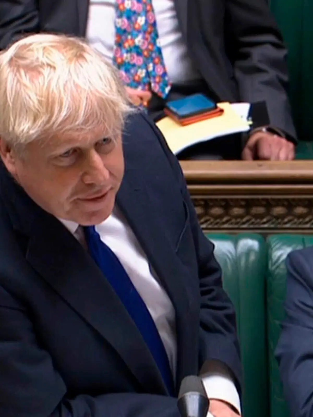 06.07.2022, Großbritannien, London: In dieserm Standbild aus einer Videoaufnahme spricht Boris Johnson (l), Premierminister von Großbritannien, im britischen Unterhaus bei der wöchentlichen Fragestunde «Prime Minister's Questions» (Fragen an den Premierminister; bestmögliche Qualität). Neben ihm sitzt Nadhim Zahawi, Finanzminister von Großbritannien. Nach dem Rücktritt von zwei wichtigen Ministern und weiterer Regierungsmitglieder werden die Forderungen nach einem neuen Misstrauensvotum gegen den britischen Premier Boris Johnson lauter. Foto: House Of Commons/PA/AP/dpa +++ dpa-Bildfunk +++