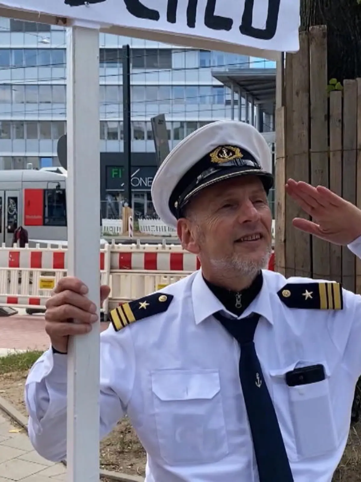 Bild zu: "Falscher Kapitän vor Arbeitsamt"