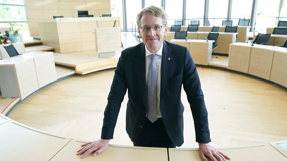 ARCHIV - 29.06.2022, Schleswig-Holstein, Kiel: Daniel Günther (CDU), Ministerpräsident von Schleswig-Holstein, steht im Landtag. Günther führt in Schleswig-Holstein eine Koalition von CDU und Bündnis 90/Die Grünen an.      (zu dpa «Günther will volle zweite Amtszeit als Ministerpräsident») Foto: Marcus Brandt/dpa +++ dpa-Bildfunk +++
