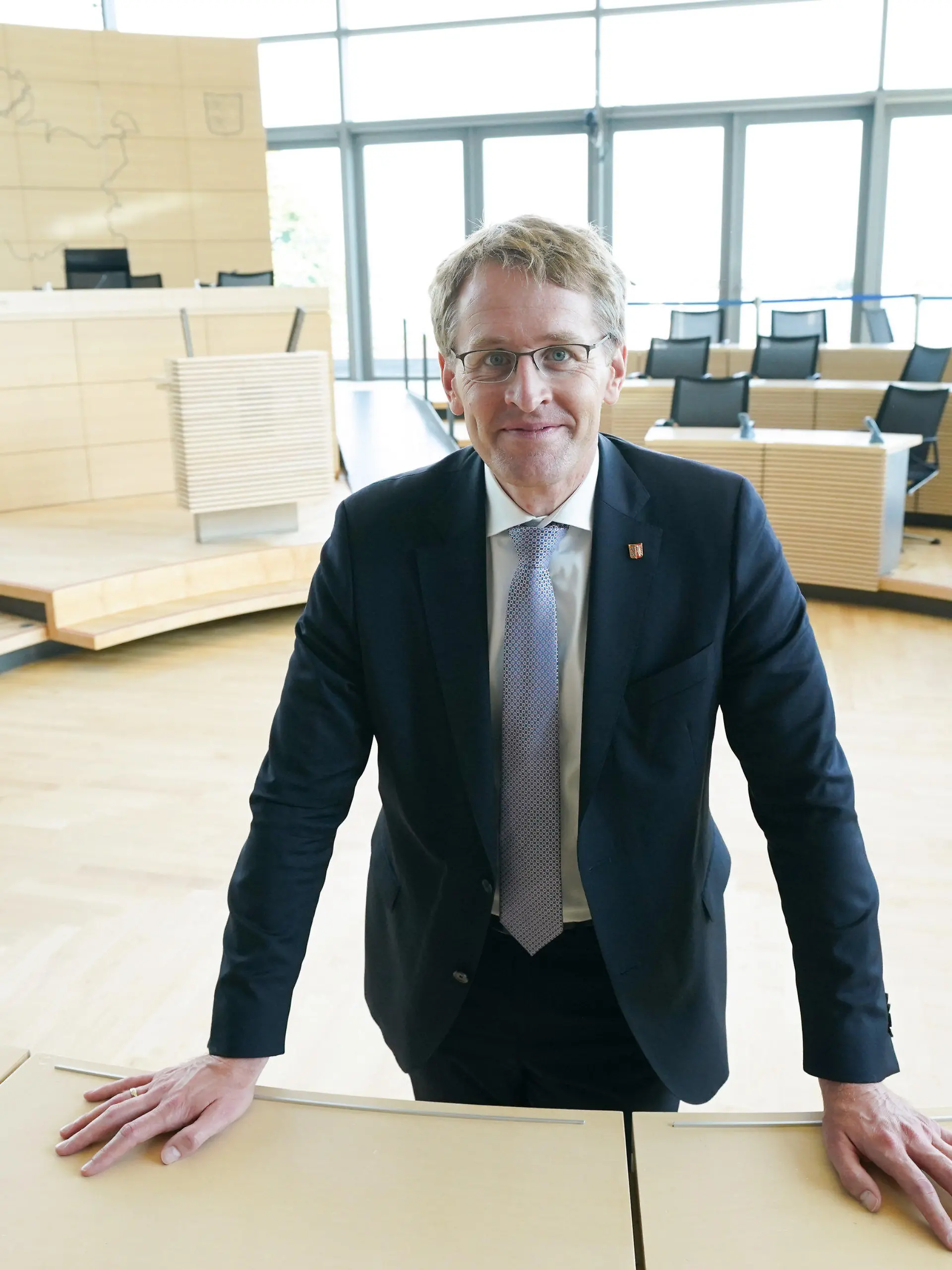 ARCHIV - 29.06.2022, Schleswig-Holstein, Kiel: Daniel Günther (CDU), Ministerpräsident von Schleswig-Holstein, steht im Landtag. Günther führt in Schleswig-Holstein eine Koalition von CDU und Bündnis 90/Die Grünen an.      (zu dpa «Günther will volle zweite Amtszeit als Ministerpräsident») Foto: Marcus Brandt/dpa +++ dpa-Bildfunk +++