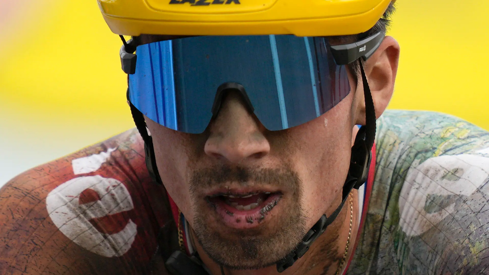 dpatopbilder - 06.07.2022, Frankreich, Arenberg Porte Du Hainaut: Radsport: UCI WorldTour - Tour de France, Lille - Porte du Hainaut (153,70 km), 5. Etappe: Primoz Roglic aus Slowenien vom Team Jumbo-Visma bei der Zieleinfahrt. Foto: Daniel Cole/AP/dpa +++ dpa-Bildfunk +++