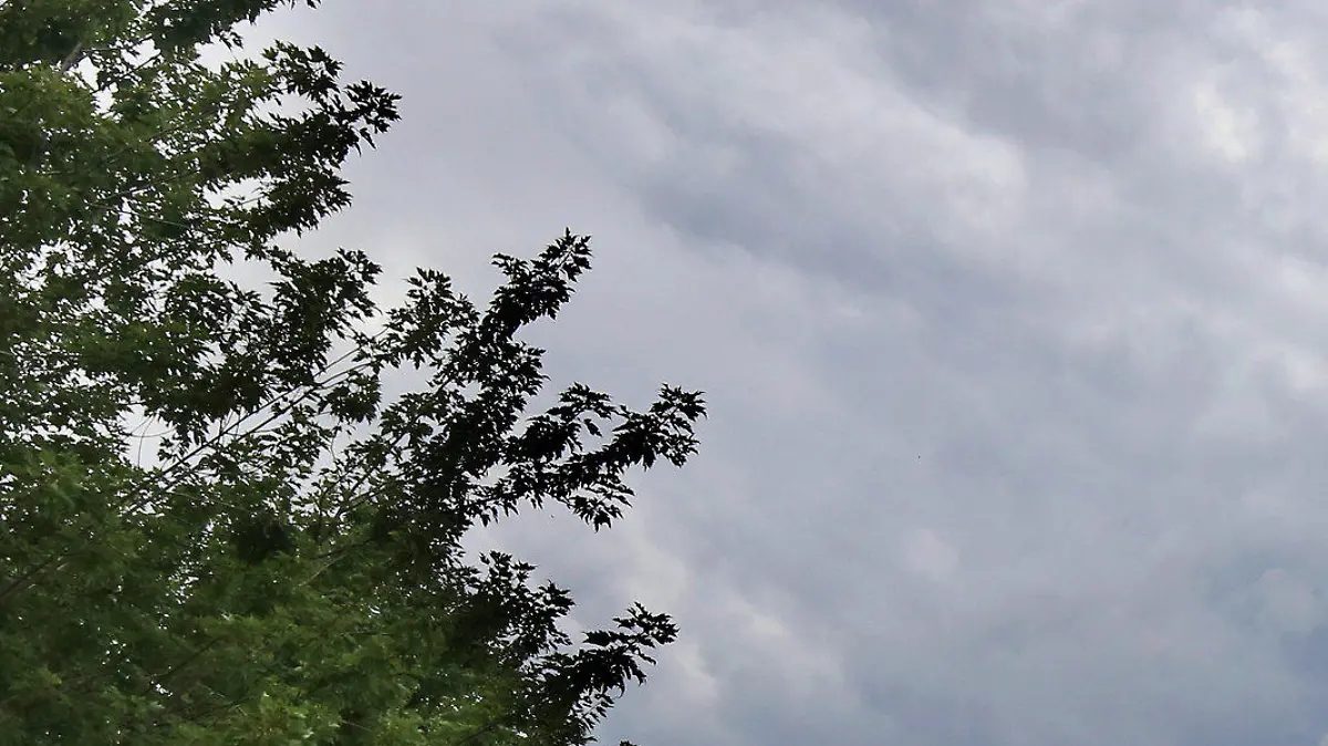 Dunkle Gewitterwollken brauen sich am 18.08.2017 über dem Bundeskanzleramt in Berlin zusammen. Foto: Wolfgang Kumm/dpa +++(c) dpa - Bildfunk+++