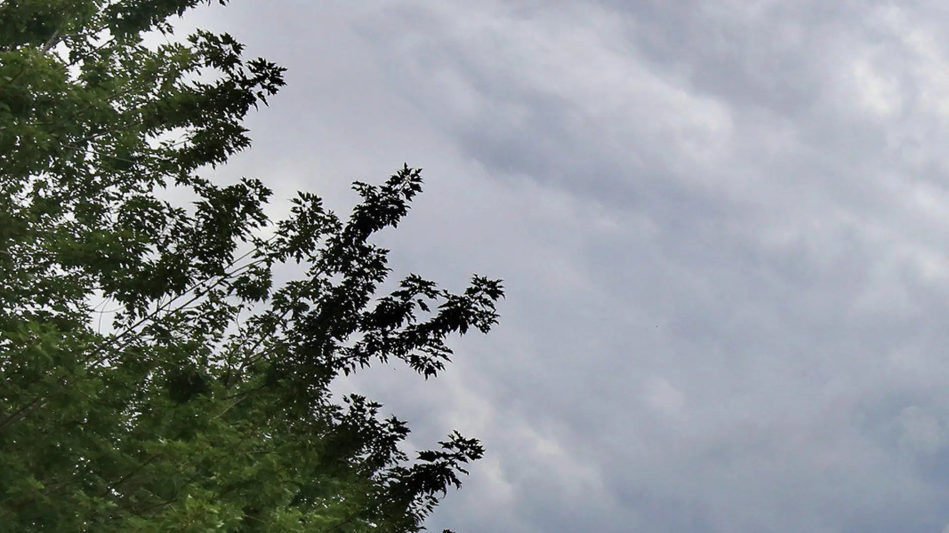 Dunkle Gewitterwollken brauen sich am 18.08.2017 über dem Bundeskanzleramt in Berlin zusammen. Foto: Wolfgang Kumm/dpa +++(c) dpa - Bildfunk+++