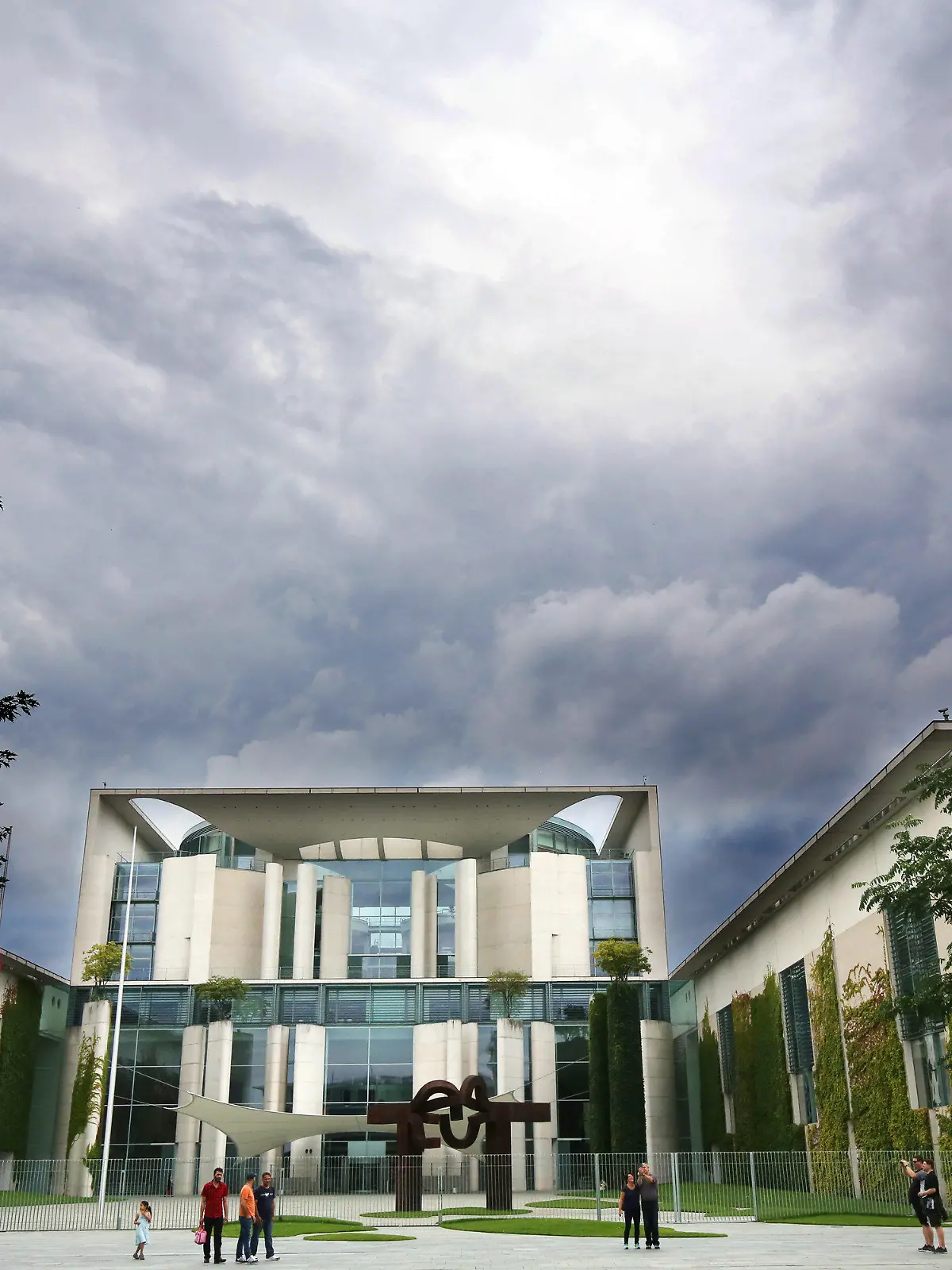 Dunkle Gewitterwollken brauen sich am 18.08.2017 über dem Bundeskanzleramt in Berlin zusammen. Foto: Wolfgang Kumm/dpa +++(c) dpa - Bildfunk+++