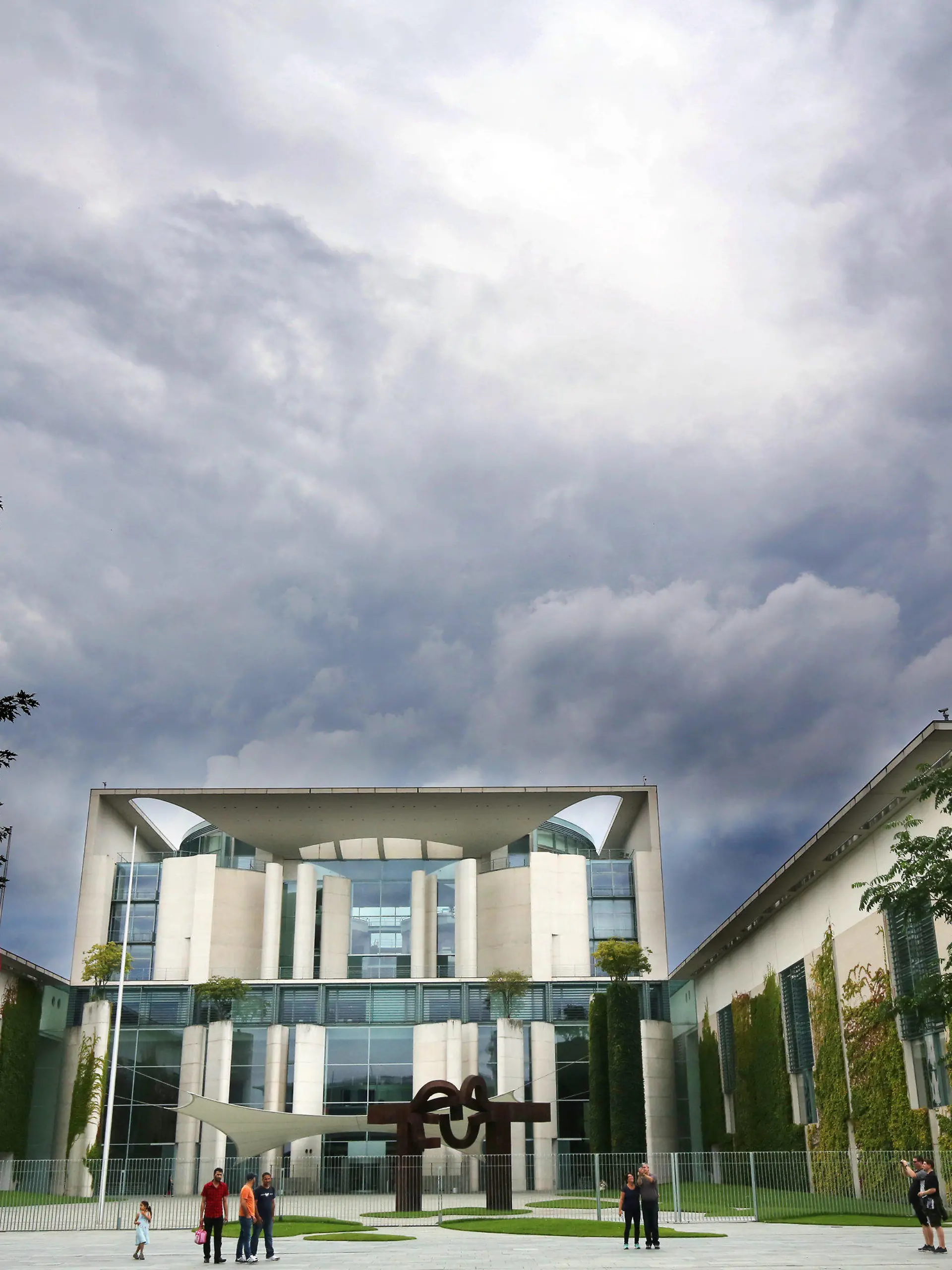 Dunkle Gewitterwollken brauen sich am 18.08.2017 über dem Bundeskanzleramt in Berlin zusammen. Foto: Wolfgang Kumm/dpa +++(c) dpa - Bildfunk+++