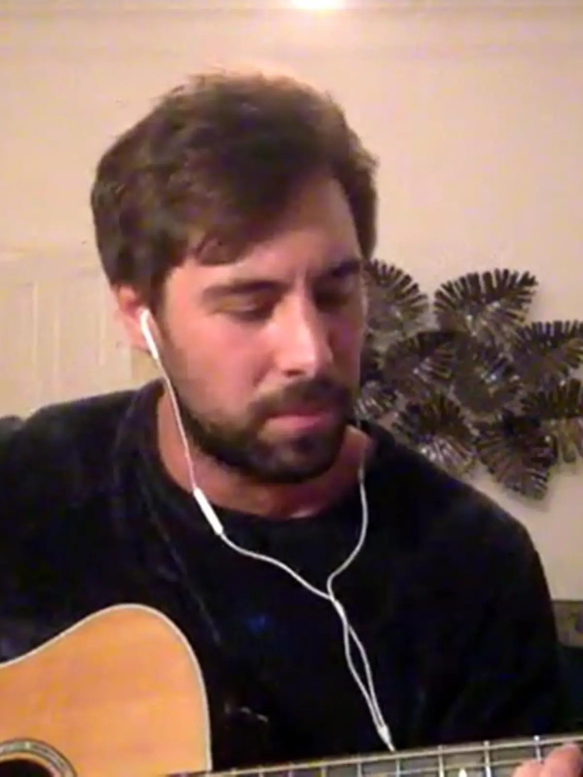 Bild zu: "Max Giesinger spielt neuen Song in der #QuarantäneWG"