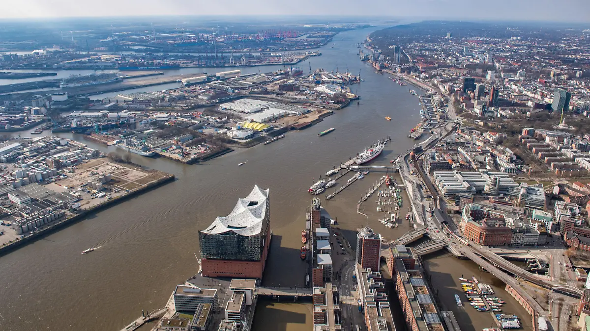 ARCHIV - 05.03.2022, Hamburg: Das Luftbild zeigt den Hamburger Hafen mit der Elbphilharmonie im Vordergrund. Obwohl die Sauerstoffwerte in der Elbe rund um Hamburg in den vergangenen Tagen leicht gestiegen sind, sind die Daten noch immer im für Fische kritischen Bereich. Foto: Daniel Reinhardt/dpa +++ dpa-Bildfunk +++