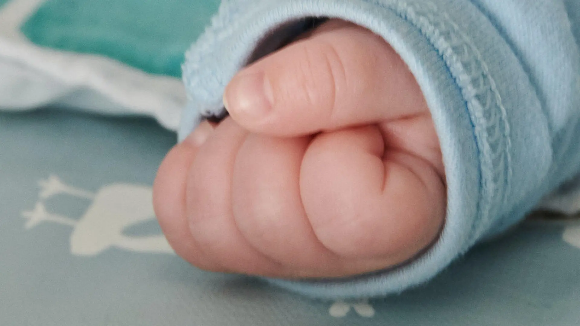 ARCHIV - 20.04.2021, Berlin: Bei einem Hausbesuch einer Hebamme ist die Hand des nur wenige Wochen alten Babys ist zu einer kleinen Faust geballt, während es auf dem Wickeltisch liegt. Am 10.05.2021 werden die beliebtesten Vornamen 2020 bekanntgegeben. Foto: Annette Riedl/dpa +++ dpa-Bildfunk +++