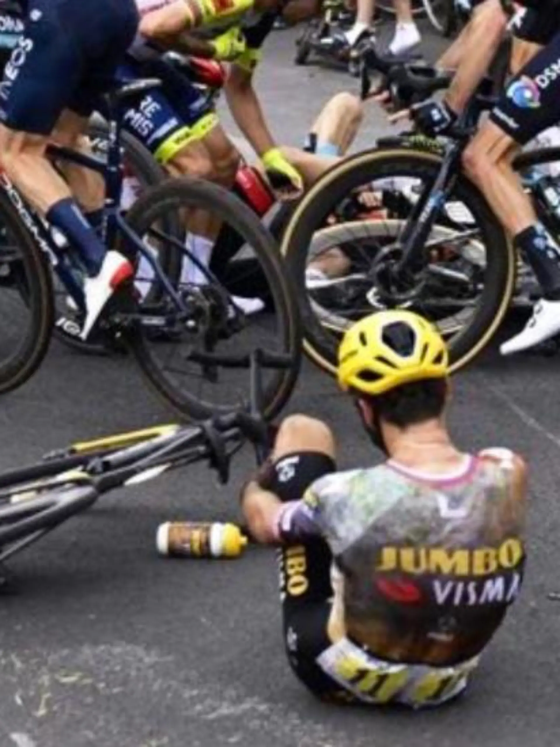 Primoz Roglic (vorne) stürzt bei der 5. Etappe und kugelt sich dabei die Schulter aus.
