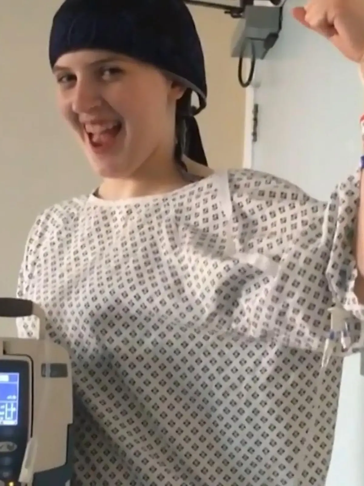 Es klingt wie ein Albtraum. Natasha Coates aus Nottingham in England leidet an einer seltenen Krankheit, dem Mastzellaktivierungssyndrom. Dabei ist die 27-Jährige allergisch gegen starke Emotionen.  Wie es zu der seltenen Krankheit kommt, ob wir sie alle bekommen können und wie die junge Frau ihr Leben meistert, sehen Sie im Video.