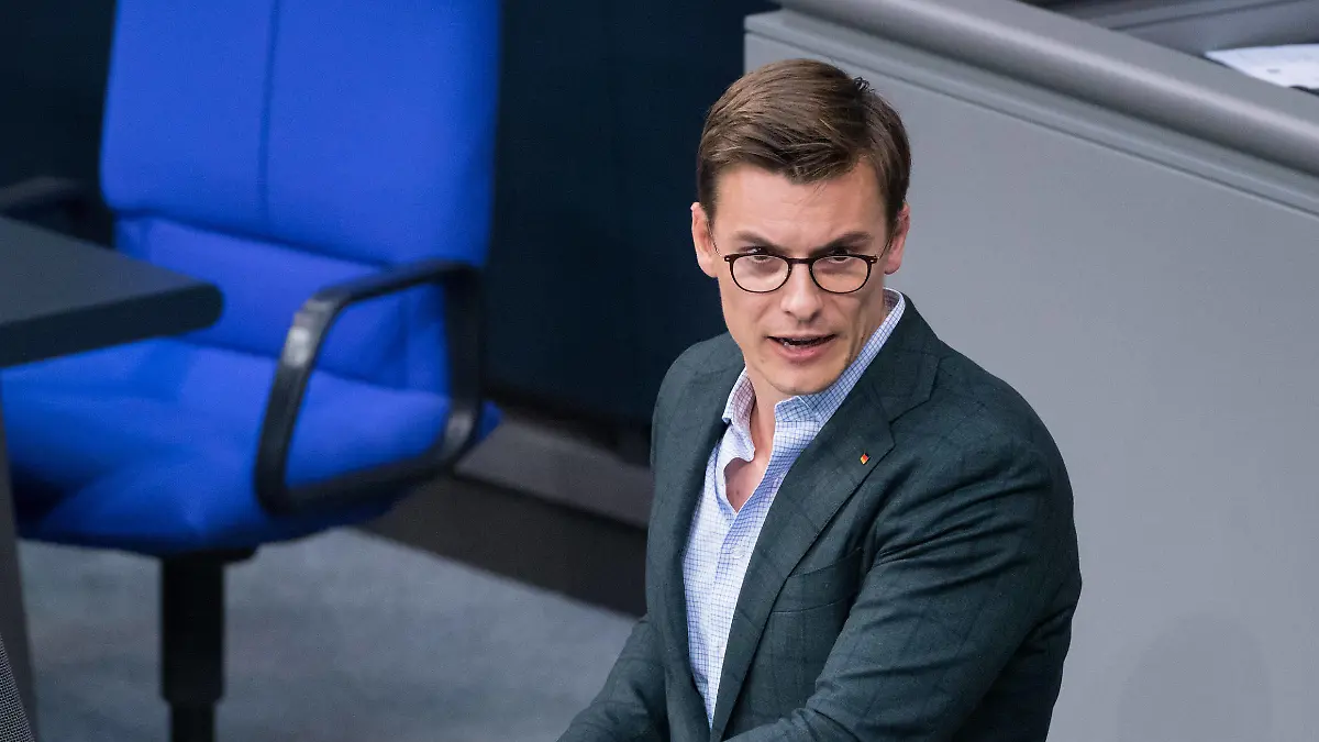 Berlin, Plenarsitzung im Bundestag Deutschland, Berlin - 07.10.2020: Im Bild ist Kai Whittaker cdu während der Sitzung des deutschen Bundestags zu sehen. Berlin Bundestag Berlin Deutschland *** Berlin, Plenary Session in the Bundestag Germany, Berlin 07 10 2020 In the picture you can see Kai Whittaker cdu during the session of the German Bundestag Berlin Bundestag Berlin Germany