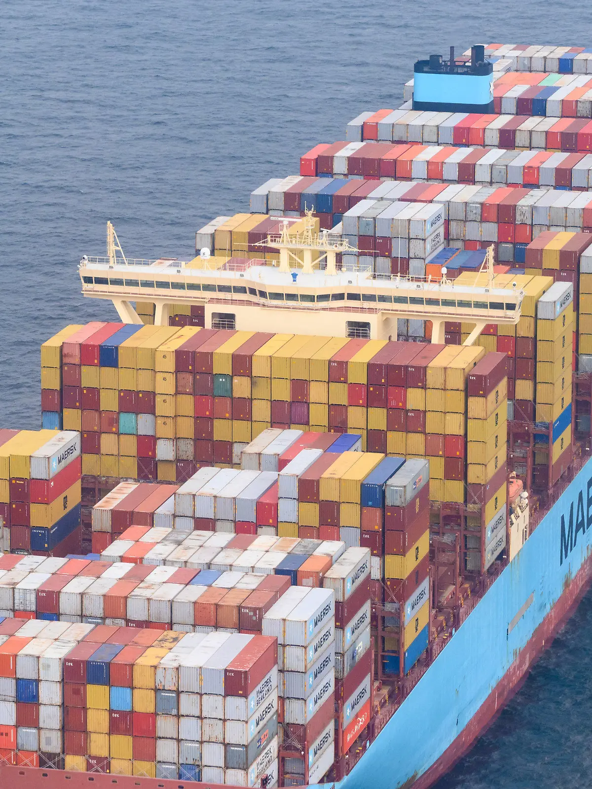 09.06.2022, Hamburg: Der mit Containern beladene Frachter Marstal Maersk liegt vor Anker in der Nordsee. Wegen der in Folge der Corona-Pandemie aus dem Tritt geratenen Containerschifffahrt liegen Dutzende Schiffe auf Reede in der Deutschen Bucht und warten auf ihre Abfertigung. Foto: Jonas Walzberg/dpa +++ dpa-Bildfunk +++