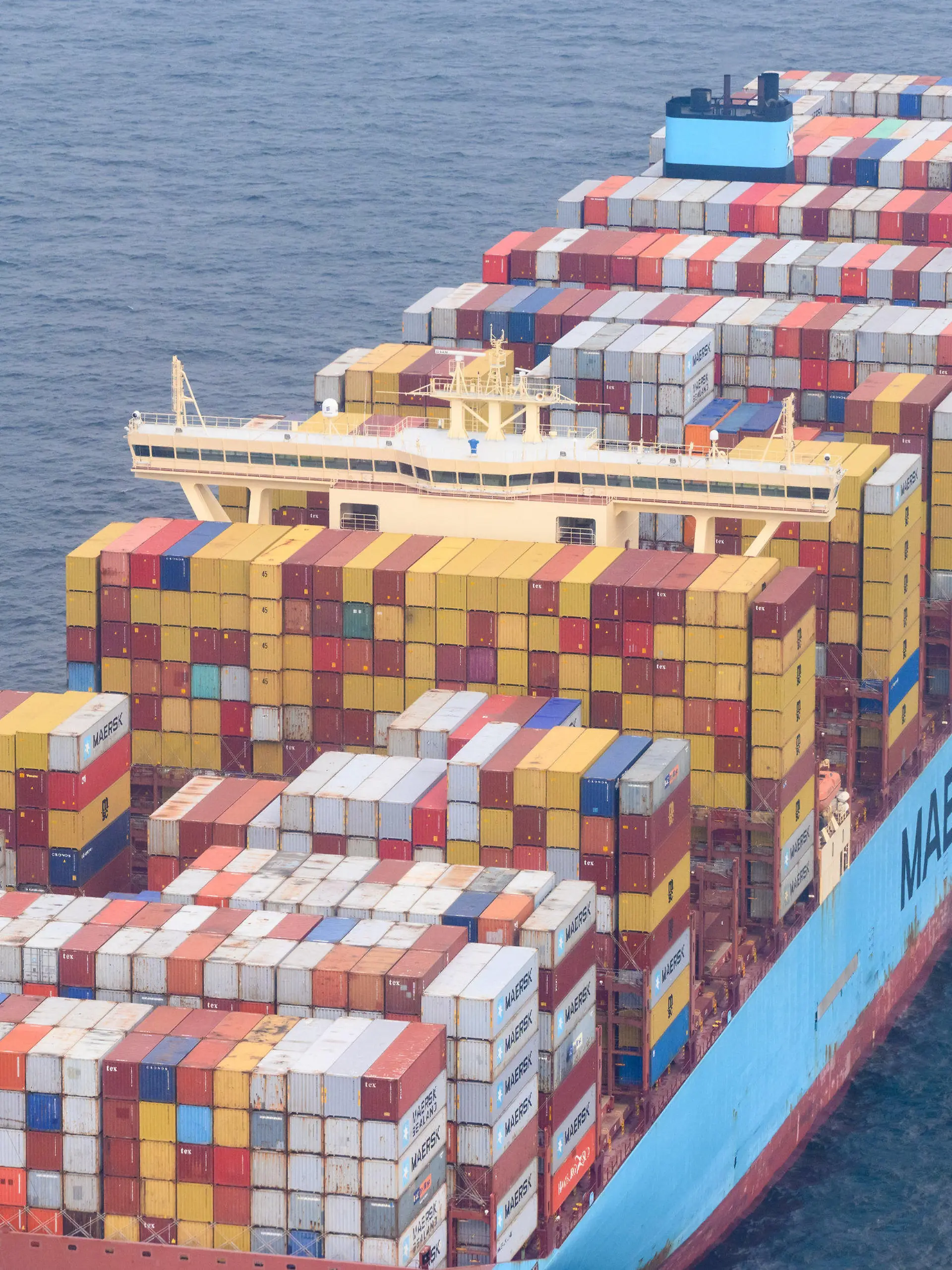 09.06.2022, Hamburg: Der mit Containern beladene Frachter Marstal Maersk liegt vor Anker in der Nordsee. Wegen der in Folge der Corona-Pandemie aus dem Tritt geratenen Containerschifffahrt liegen Dutzende Schiffe auf Reede in der Deutschen Bucht und warten auf ihre Abfertigung. Foto: Jonas Walzberg/dpa +++ dpa-Bildfunk +++