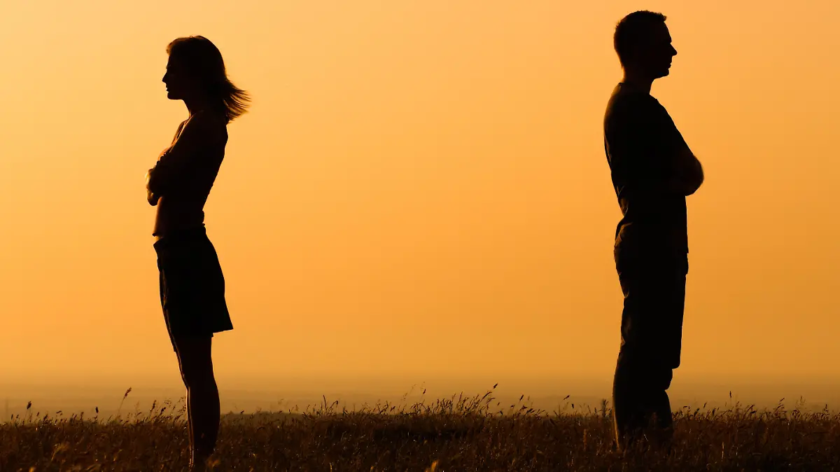 Silhouette of a angry woman and man on each other.