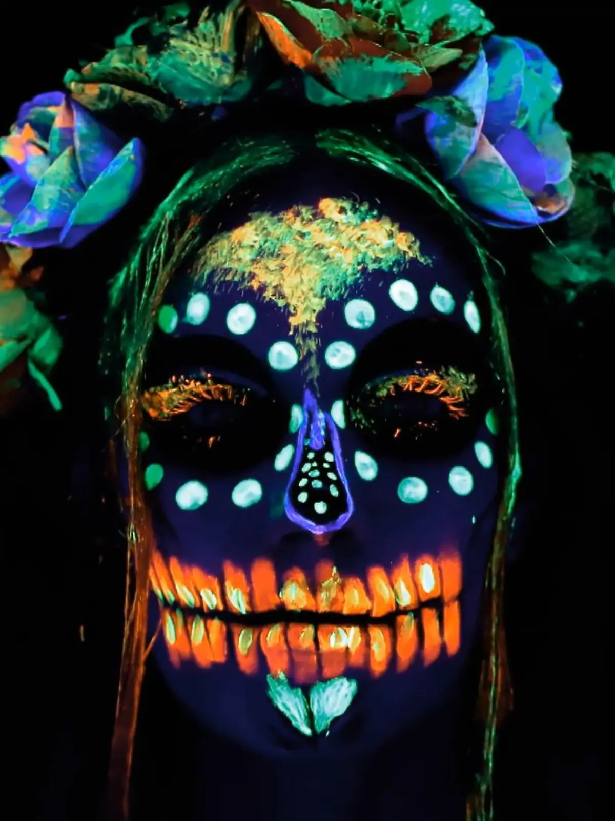 Bild zu: "So verrückt sehen die Totenmasken im Black Light aus"
