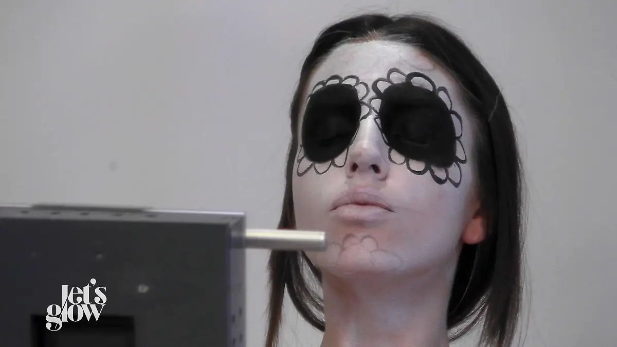 Die Talente machen sich an den Totenmasken-Look Gruselig-bunt soll er werden