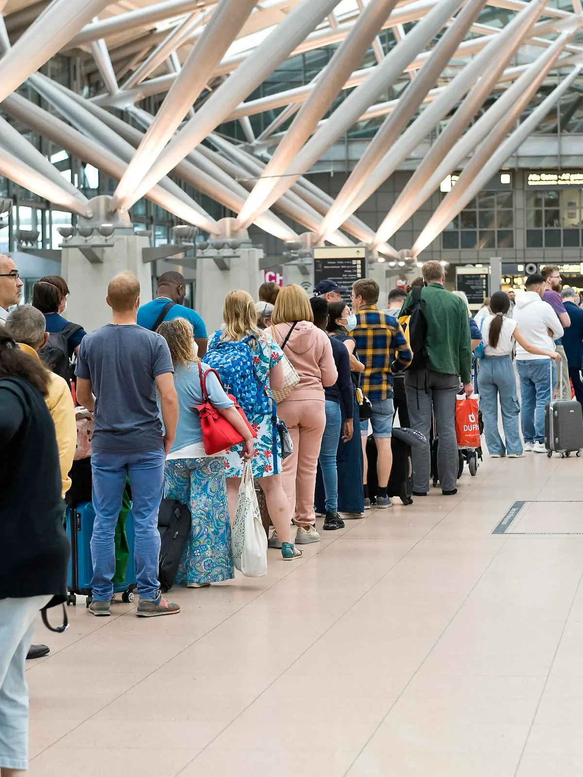  Warteschlange im Hamburger Flughafen Flughafen Hamburg Fuhlsbüttel Terminal 1 Abflüge Warteschlange Warnstreik Gewerkschaft Verdi Mitarbeiter der Real Estate Maintenance Hamburg RMH Arbeitsniederlegung Gepäckbeförderung Passagiere 20220701ad545 Hamburg Hamburg Deutschland Germany *** Queue in Hamburg Airport Hamburg Fuhlsbüttel Terminal 1 departures queue warning strike union Verdi employees of Real Estate Maintenance Hamburg RMH work stoppage baggage handling passengers 20220701ad545 Hamburg Hamburg Germany Germany Copyright: xAchimxDuwentästerx