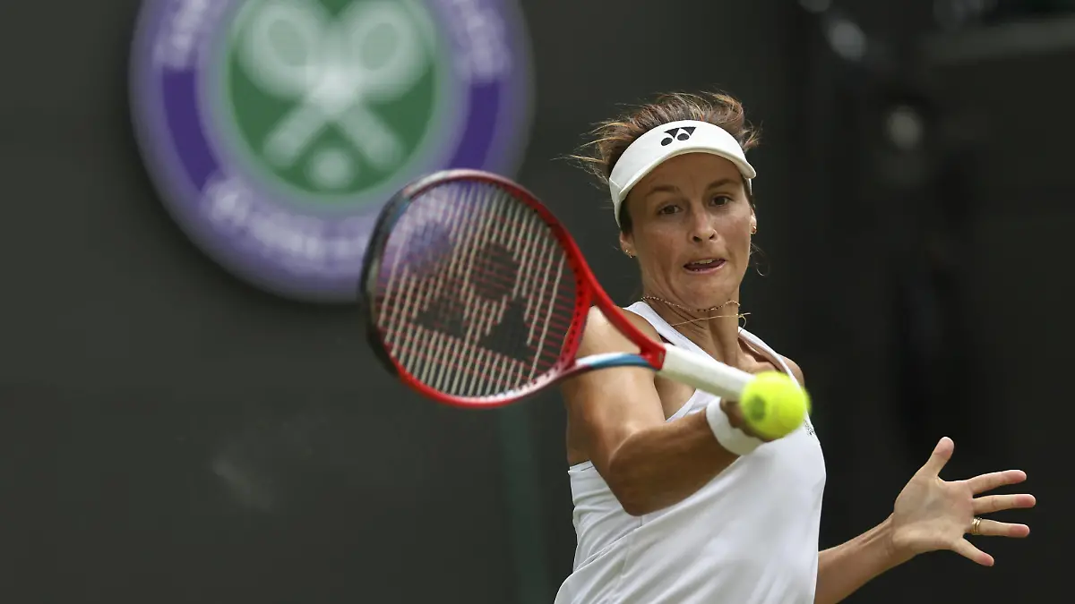 (220706) -- LONDON, July 6, 2022 (Xinhua) -- Tatjana Maria of Germany hits a return during the women's singles quarter-final match against her compatriot Jule Niemeier at Wimbledon Tennis Championship in London, Britain, on July 5, 2022. (Xinhua/Han Yan) - Han Yan -//CHINENOUVELLE_08500102/2207060904/Credit:CHINE NOUVELLE/SIPA/2207060923 / action press
