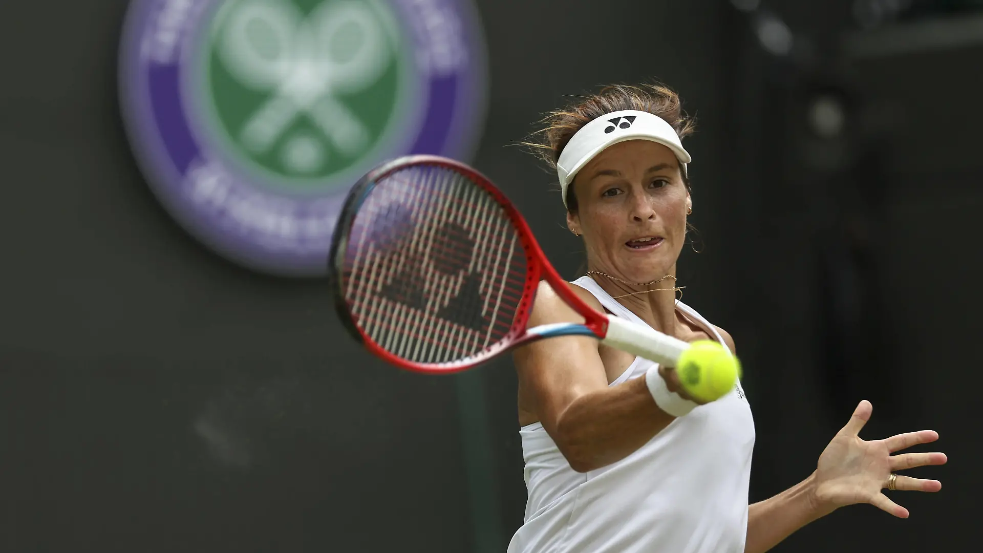 (220706) -- LONDON, July 6, 2022 (Xinhua) -- Tatjana Maria of Germany hits a return during the women's singles quarter-final match against her compatriot Jule Niemeier at Wimbledon Tennis Championship in London, Britain, on July 5, 2022. (Xinhua/Han Yan) - Han Yan -//CHINENOUVELLE_08500102/2207060904/Credit:CHINE NOUVELLE/SIPA/2207060923 / action press