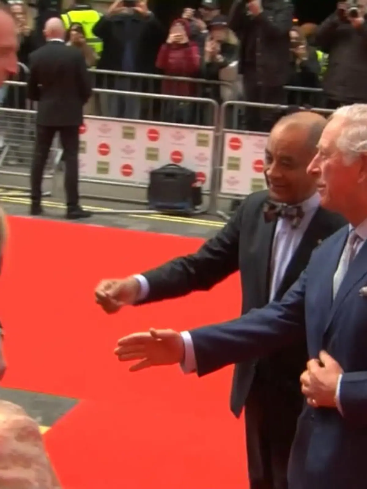 Bild zu: "Der Corona-Handschlag von Prinz Charles"