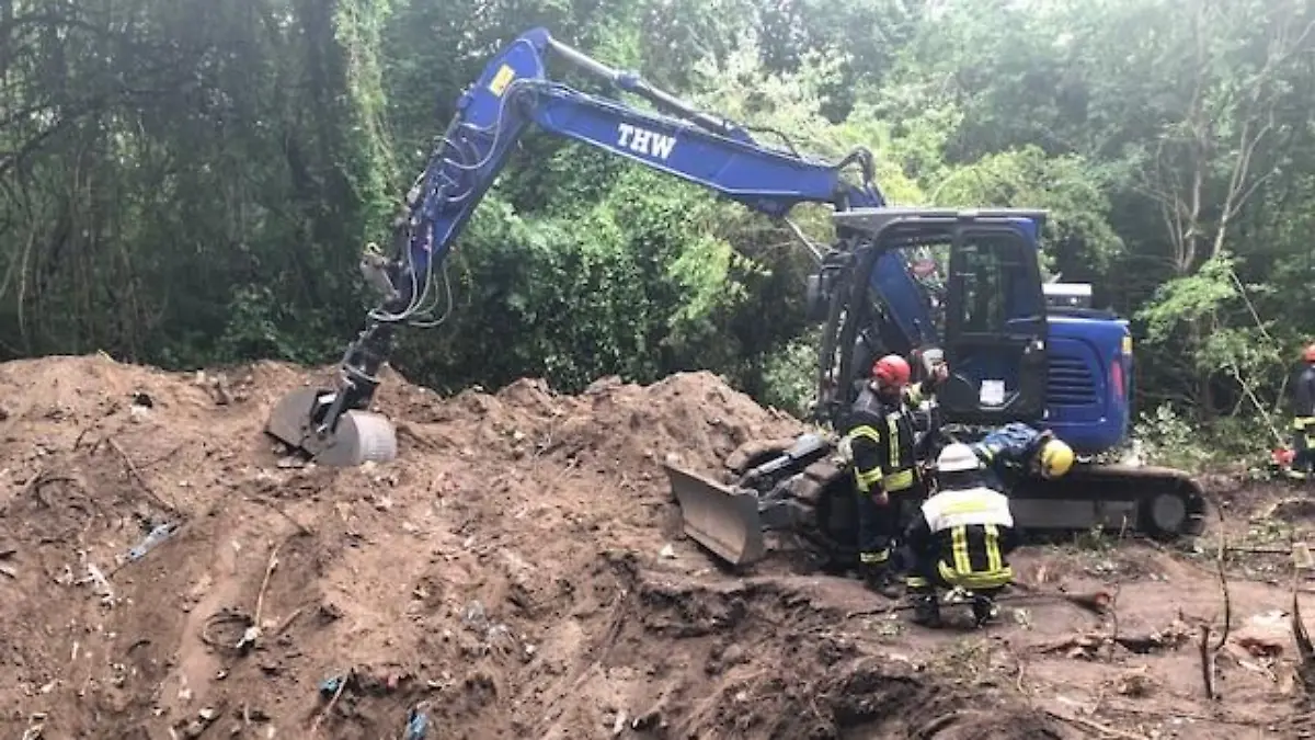 Die Einsatzkräfte sind seit dem späten Mittwochabend im Einsatz.