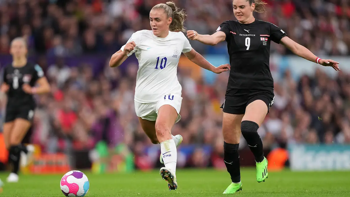 Georgia Stanway Bayern Munich of England Women & Sarah Zadrazil Bayern Munich of Austria Women during the Women s European Championships 2022 opening ceremony, group stage match between England Women and Austria Women at Old Trafford, Manchester, England on 6 July 2022. PUBLICATIONxNOTxINxUK Copyright: xAndyxRowlandx PMI-5024-0010