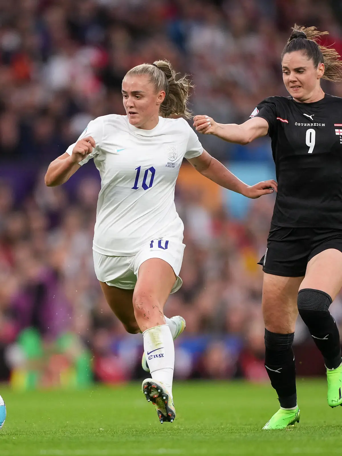  Georgia Stanway Bayern Munich of England Women & Sarah Zadrazil Bayern Munich of Austria Women during the Women s European Championships 2022 opening ceremony, group stage match between England Women and Austria Women at Old Trafford, Manchester, England on 6 July 2022. PUBLICATIONxNOTxINxUK Copyright: xAndyxRowlandx PMI-5024-0010