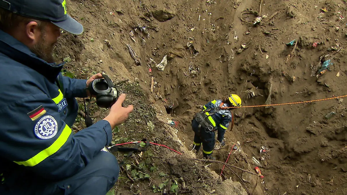 Die Feuerwehr und das THW arbeiten zusammen und suchen weiter.