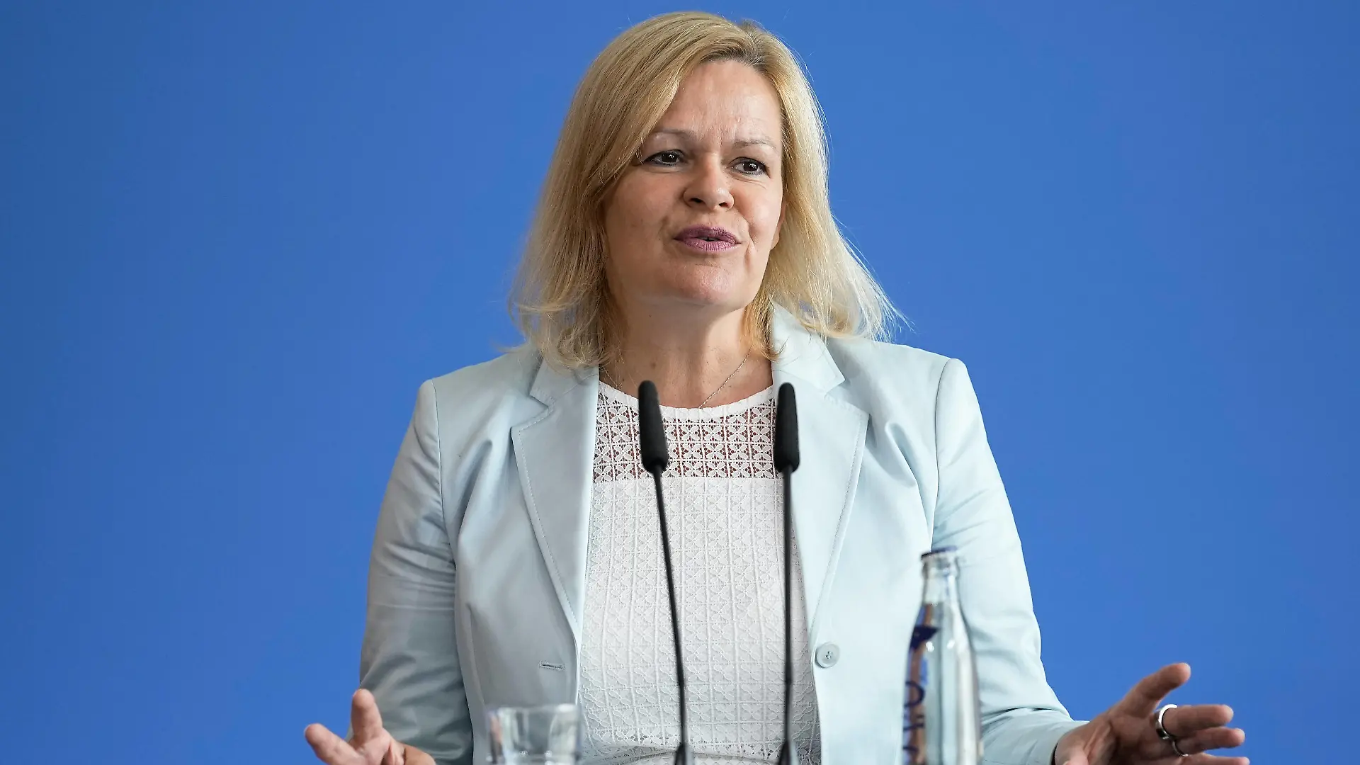Pressestatement von Bundesinnenministerin zum ersten Migrationspaket der Bundesregierung Aktuell,06.07.2022 Berlin, Bundesinnenministerin Nancy Faeser SPD im Portrait bei ihrem Pressestatement zum ersten Migrationspaket der Bundesregierung im Bundesministerium des Inneren in Berlin Berlin Berlin Deutschland *** Press statement by Federal Minister of the Interior on the first migration package of the Federal Government Current,06 07 2022 Berlin, Federal Minister of the Interior Nancy Faeser SPD in portrait during her press statement on the first migration package of the Federal Government at the Federal Ministry of the Interior in Berlin Berlin Germany