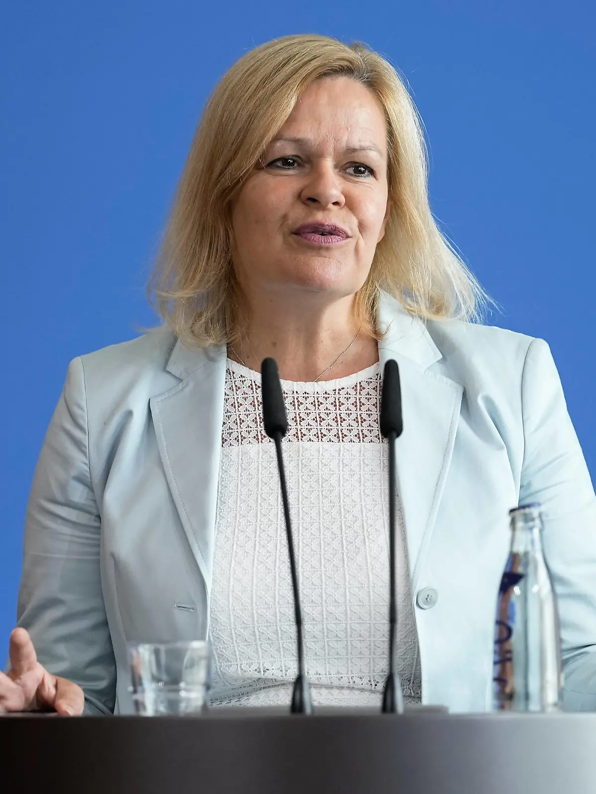  Pressestatement von Bundesinnenministerin zum ersten Migrationspaket der Bundesregierung Aktuell,06.07.2022 Berlin, Bundesinnenministerin Nancy Faeser SPD im Portrait bei ihrem Pressestatement zum ersten Migrationspaket der Bundesregierung im Bundesministerium des Inneren in Berlin Berlin Berlin Deutschland *** Press statement by Federal Minister of the Interior on the first migration package of the Federal Government Current,06 07 2022 Berlin, Federal Minister of the Interior Nancy Faeser SPD in portrait during her press statement on the first migration package of the Federal Government at the Federal Ministry of the Interior in Berlin Berlin Germany