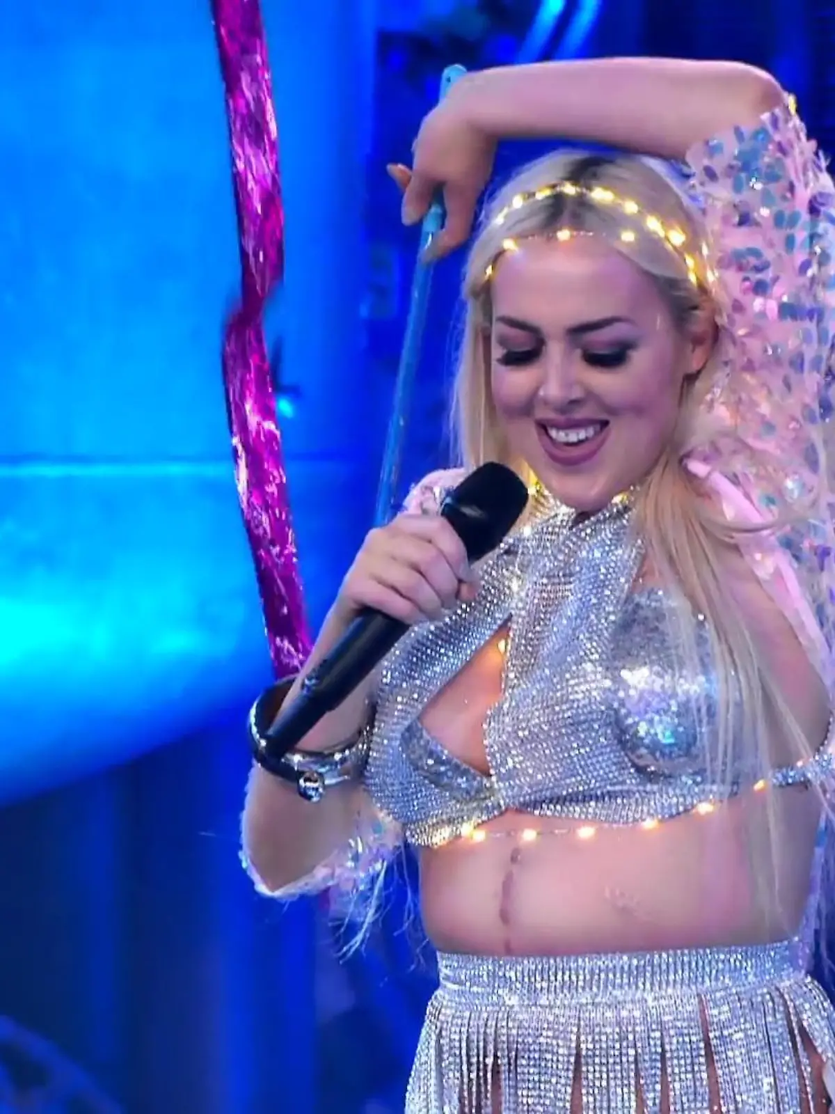 Bild zu: "Elektrofee Lydia rockt zu "Born This Way""