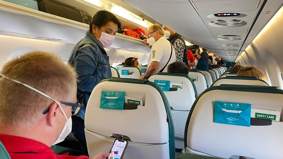 Fliegen in Zeiten der Coronavirus Pandemie, Boarding,Passagiere beim Einsteigen in eine Lufthansa Maschine-alle tragen Mundschutz,Maske,Maskenpflicht.